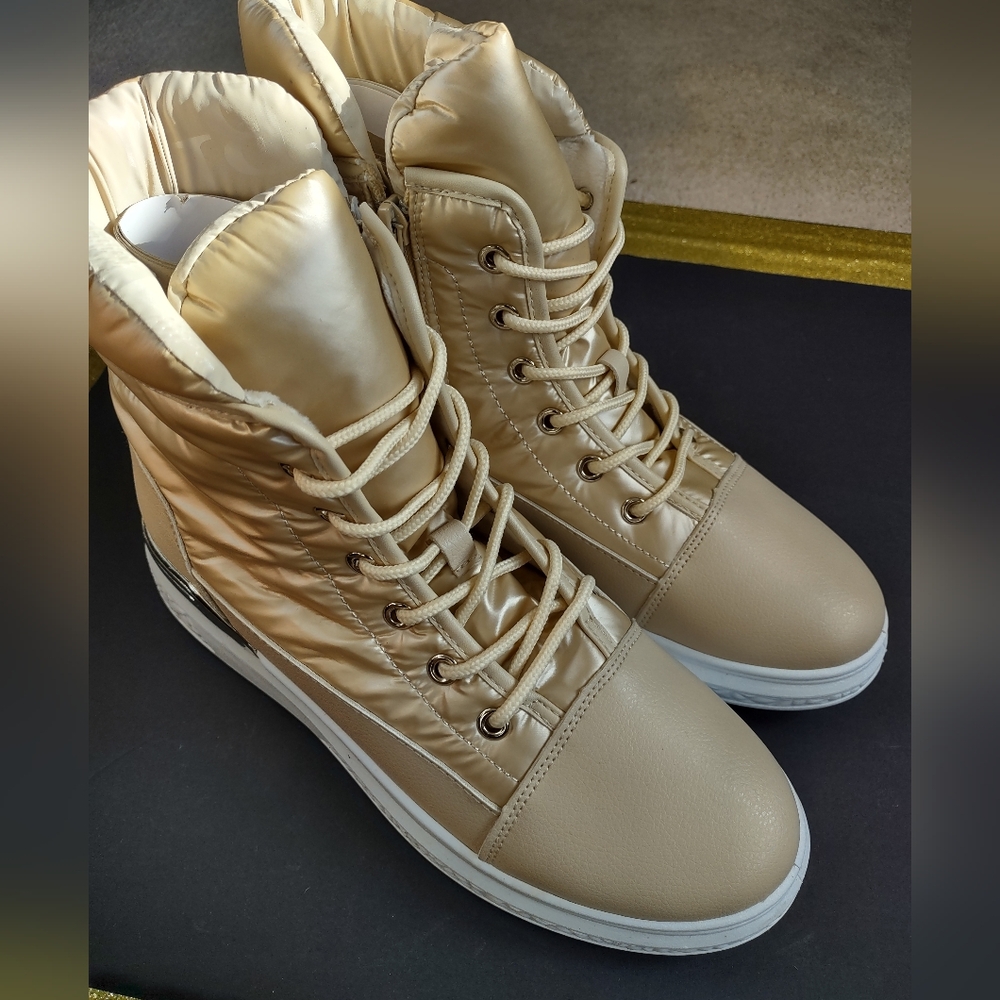 Women's boots size 8us